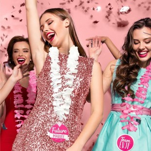 Collier de fleurs blanches Future Mariée pour EVJF entre copines 2