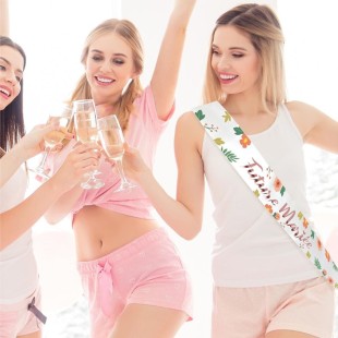 Echarpe colorée avec le texte "Future Mariée" pour EVJF entre copines 2