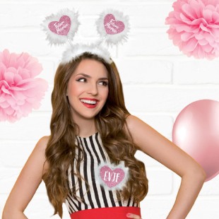 Serre-tête avec coeurs Future Mariée et badge EVJF chez Festimania 2